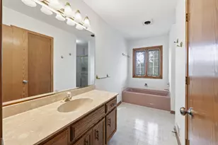 655 Crest Dr, Cary, IL 60013 - Photo 22