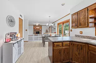 655 Crest Dr, Cary, IL 60013 - Photo 10