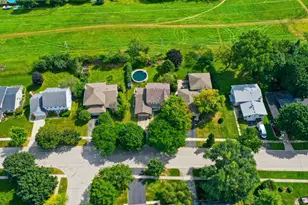 655 Crest Dr, Cary, IL 60013 - Photo 36