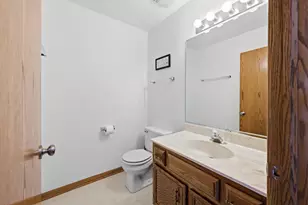 655 Crest Dr, Cary, IL 60013 - Photo 16