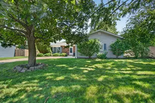 2021 Lancaster Ln, Wheaton, IL 60189 - Photo 2