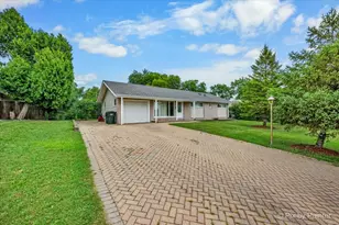 260 Flagstaff Ln, Hoffman Estates, IL 60169 - Photo 2