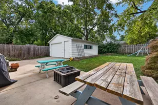 614 W Oakland Ave, Bloomington, IL 61701 - Photo 30