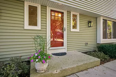 550 Longmeadow Circle, Saint Charles, IL 60174 - Photo 2