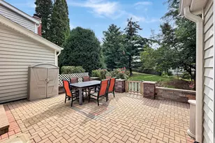 647 Darien Ct, Hoffman Estates, IL 60169 - Photo 10