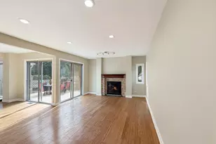 647 Darien Ct, Hoffman Estates, IL 60169 - Photo 4