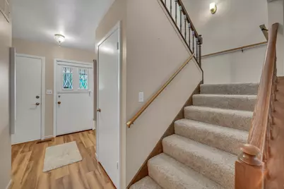 640 Burgundy Court #D, Elk Grove Village, IL 60007 - Photo 4