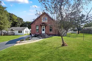 828 S Adams Ave, Freeport, IL 61032 - Photo 1