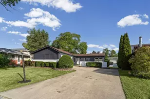 160 Lancaster Ln, Des Plaines, IL 60018 - Photo 1