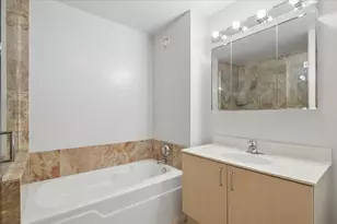 330 W Grand Ave, Chicago, IL 60654 - Photo 16