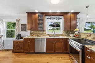 8425 Creekside Ln, Darien, IL 60561 - Photo 6