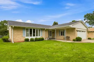 1610 E Dogwood Ln, Mount Prospect, IL 60056 - Photo 2