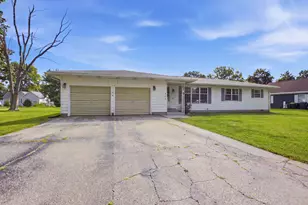 218 N Kansas St, Atwood, IL 61913 - Photo 2