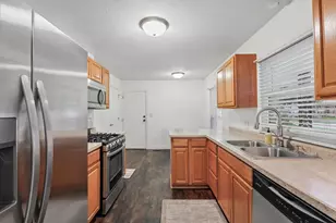 905 Stratford Dr, Champaign, IL 61821 - Photo 8