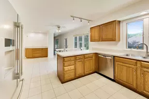 10S324 Hampshire Ln, Willowbrook, IL 60527 - Photo 14