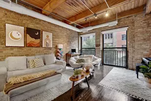 225 W Huron St, Chicago, IL 60654 - Photo 2