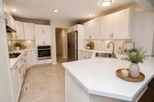 516 N Thornwood Dr, McHenry, IL 60050 - Photo 8
