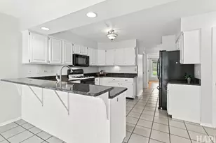 22 Bruce Cir N, Hawthorn Woods, IL 60047 - Photo 8