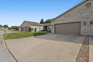 512 Stonecrest Dr, Savoy, IL 61874 - Photo 4