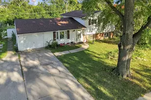 116 S Pinecrest Rd, Bolingbrook, IL 60440 - Photo 2