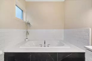 1355 W Erie St, Chicago, IL 60622 - Photo 18