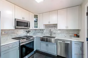 690 MacArthur Dr, Buffalo Grove, IL 60089 - Photo 6