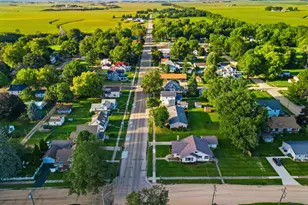 402 N Division Ave, Polo, IL 61064 - Photo 8