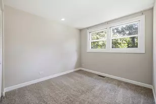 2038 Farnham Ct, Schaumburg, IL 60194 - Photo 8