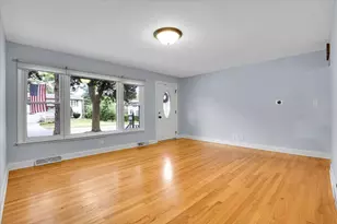 1402 S Robert Dr, Mount Prospect, IL 60056 - Photo 4