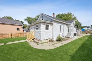 754 N Hickory St, Joliet, IL 60435 - Photo 2