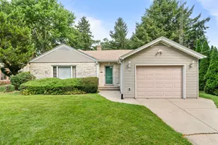 915 W Lincoln Ave, Belvidere, IL 61008 - Photo 1