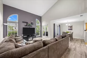 877 Wembley Ct, Elgin, IL 60120 - Photo 12