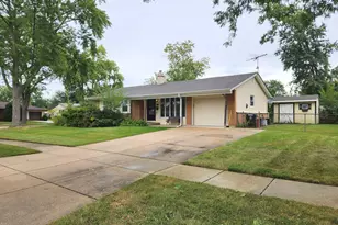 325 Spruce Ln, Elk Grove Village, IL 60007 - Photo 4