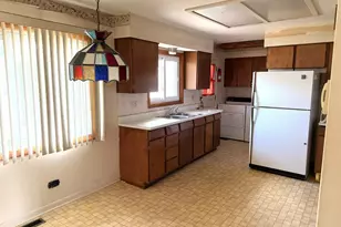 325 Spruce Ln, Elk Grove Village, IL 60007 - Photo 10