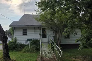 1029 S McKinley St, Harrisburg, IL 62946 - Photo 2