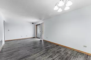 884 N Prairie Ave, Joliet, IL 60435 - Photo 4