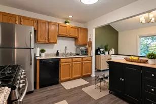 311 Glasgow Ln, Schaumburg, IL 60194 - Photo 10