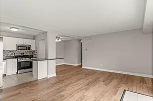 924 S Lake Ct, Westmont, IL 60559 - Photo 6