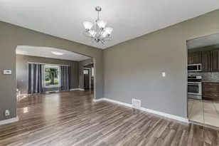 228 Richards St, Joliet, IL 60433 - Photo 4
