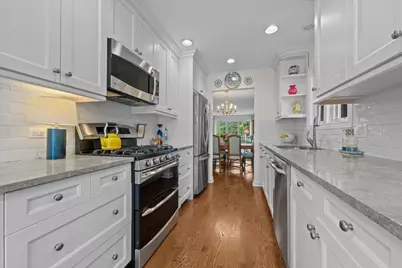 12 The Court Of Lagoon View, Northbrook, IL 60062 - Photo 8