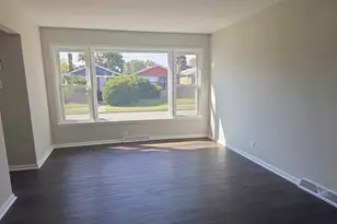 2252 E 92nd Pl, Chicago, IL 60617 - Photo 2