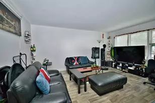 2643 W Farragut Ave, Chicago, IL 60625 - Photo 2