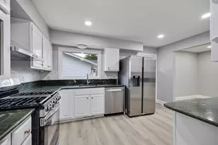 574 Ridge Ave, Elk Grove Village, IL 60007 - Photo 10