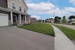 418 Fairway Ln, Sycamore, IL 60178 - Photo 2