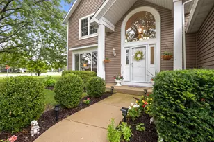 18101 W Hampshire Dr, Gurnee, IL 60031 - Photo 2