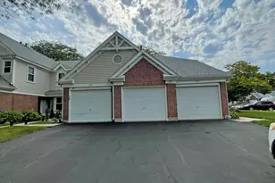 238 Green Knoll Ln, Streamwood, IL 60107 - Photo 2