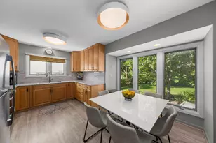 3014 N Dryden Pl, Arlington Heights, IL 60004 - Photo 6