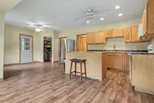 102 E North St, Bellflower, IL 61724 - Photo 4