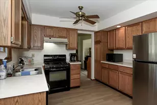 586 Liberty Ave, South Elgin, IL 60177 - Photo 8