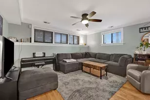 1133 W Grace St, Chicago, IL 60613 - Photo 8